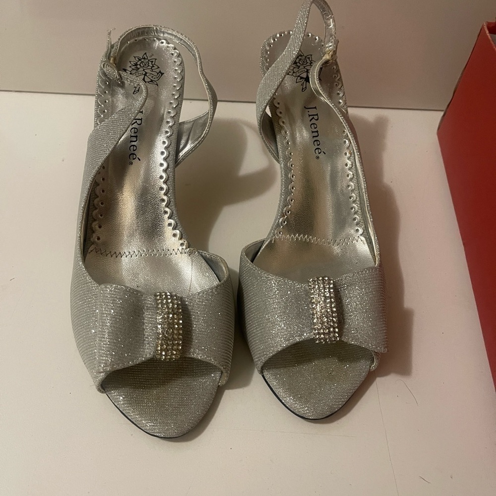 Sliver evening Sandal with a great design in good conditions